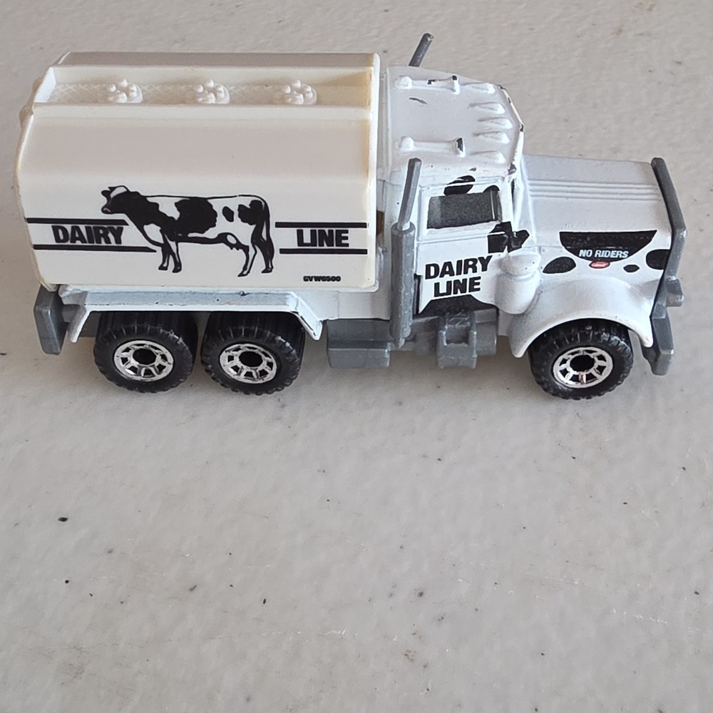 Matchbox Peterbilt Dairy Line Tanker Truck 1:60 Diecast 1981 White Black Gray